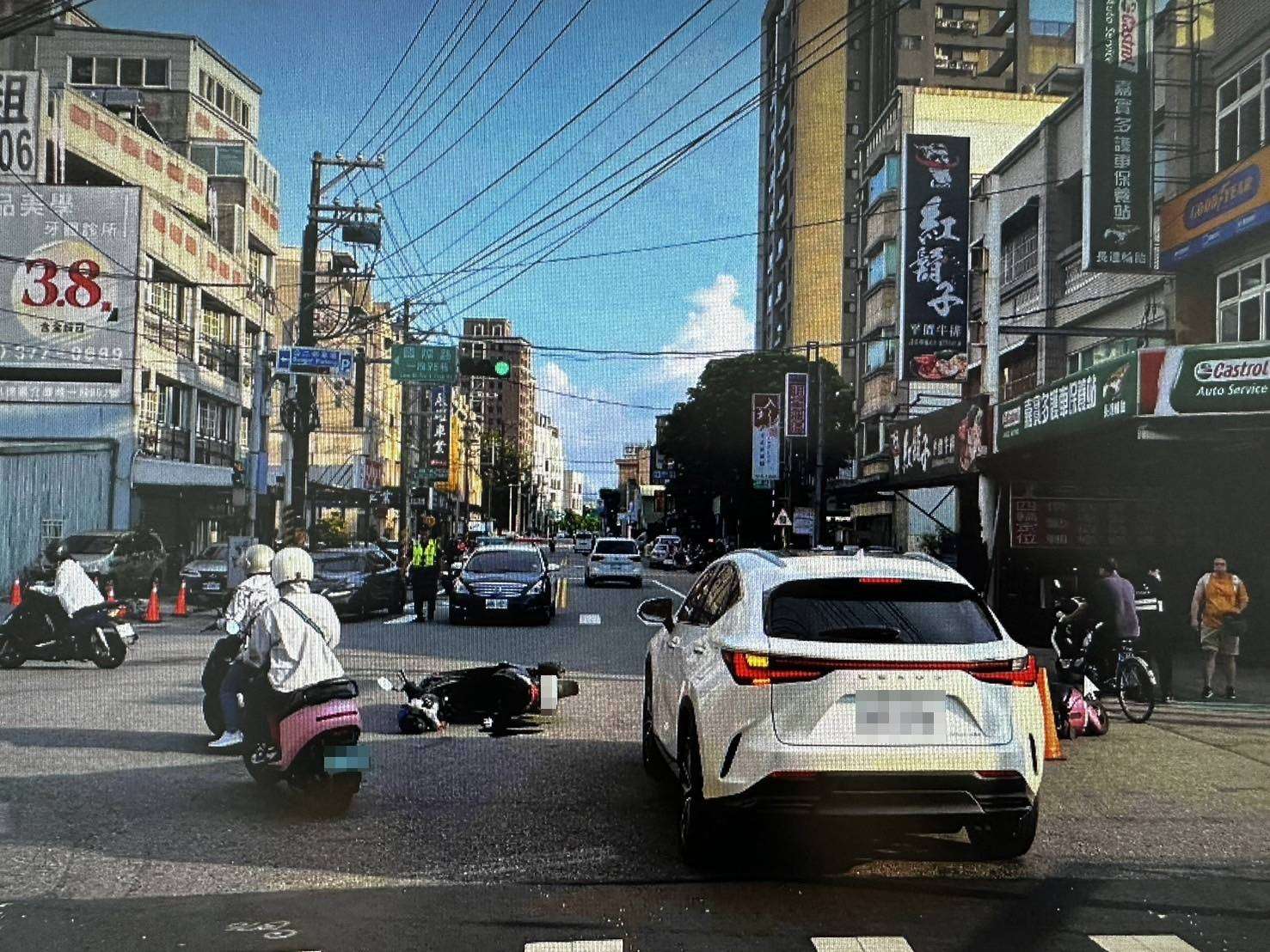 【有片】轉彎未注意後方來車擦撞 兩騎士摔飛掛彩 1905488