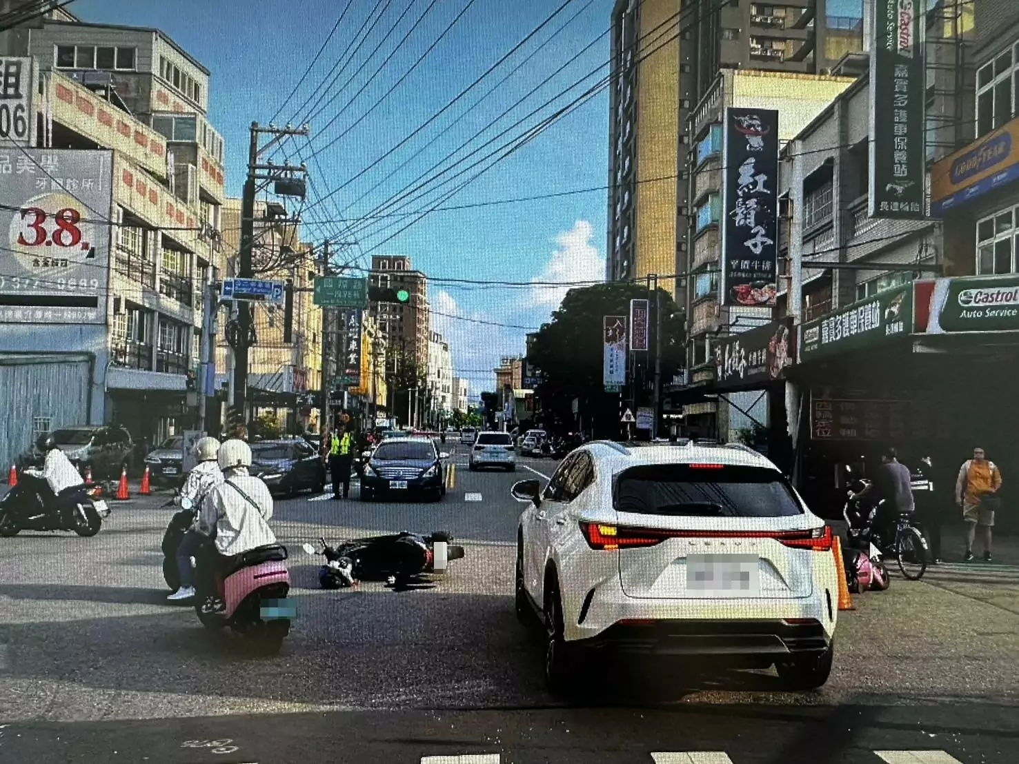 【有片】轉彎未注意後方來車擦撞 兩騎士摔飛掛彩 【有片】轉彎未注意後方來車擦撞 兩騎士摔飛掛彩