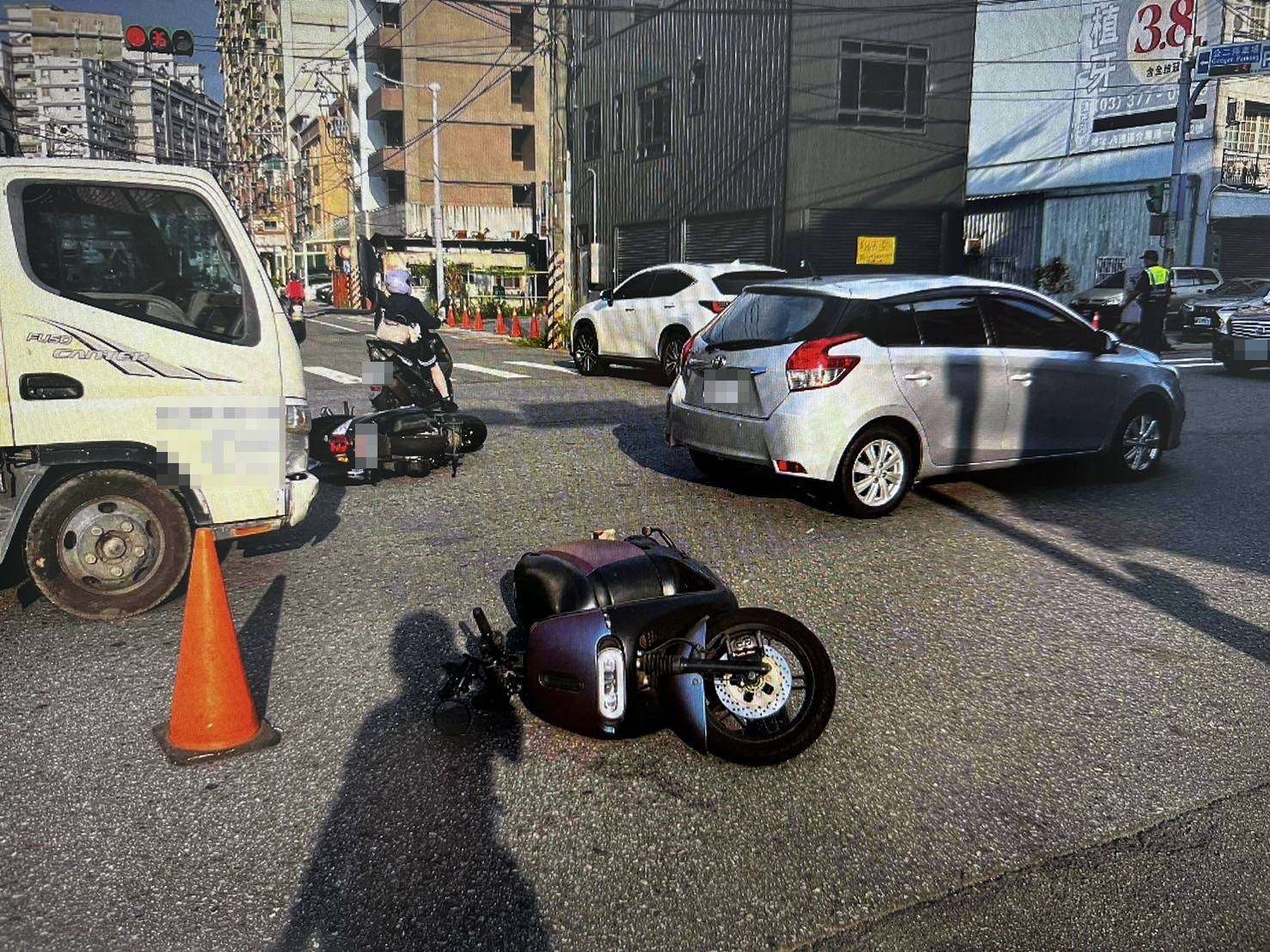 【有片】轉彎未注意後方來車擦撞 兩騎士摔飛掛彩 1905489