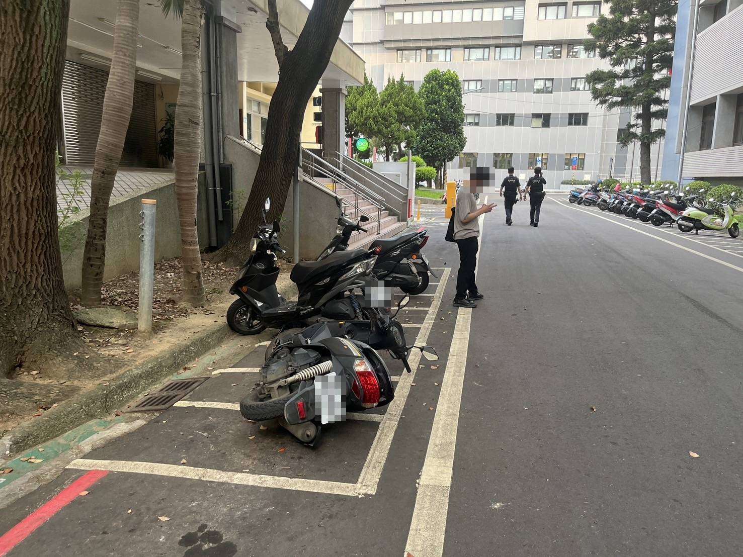 【有片】連環撞!44歲男駕駛疑身體不適失控撞多車後昏迷 1909326