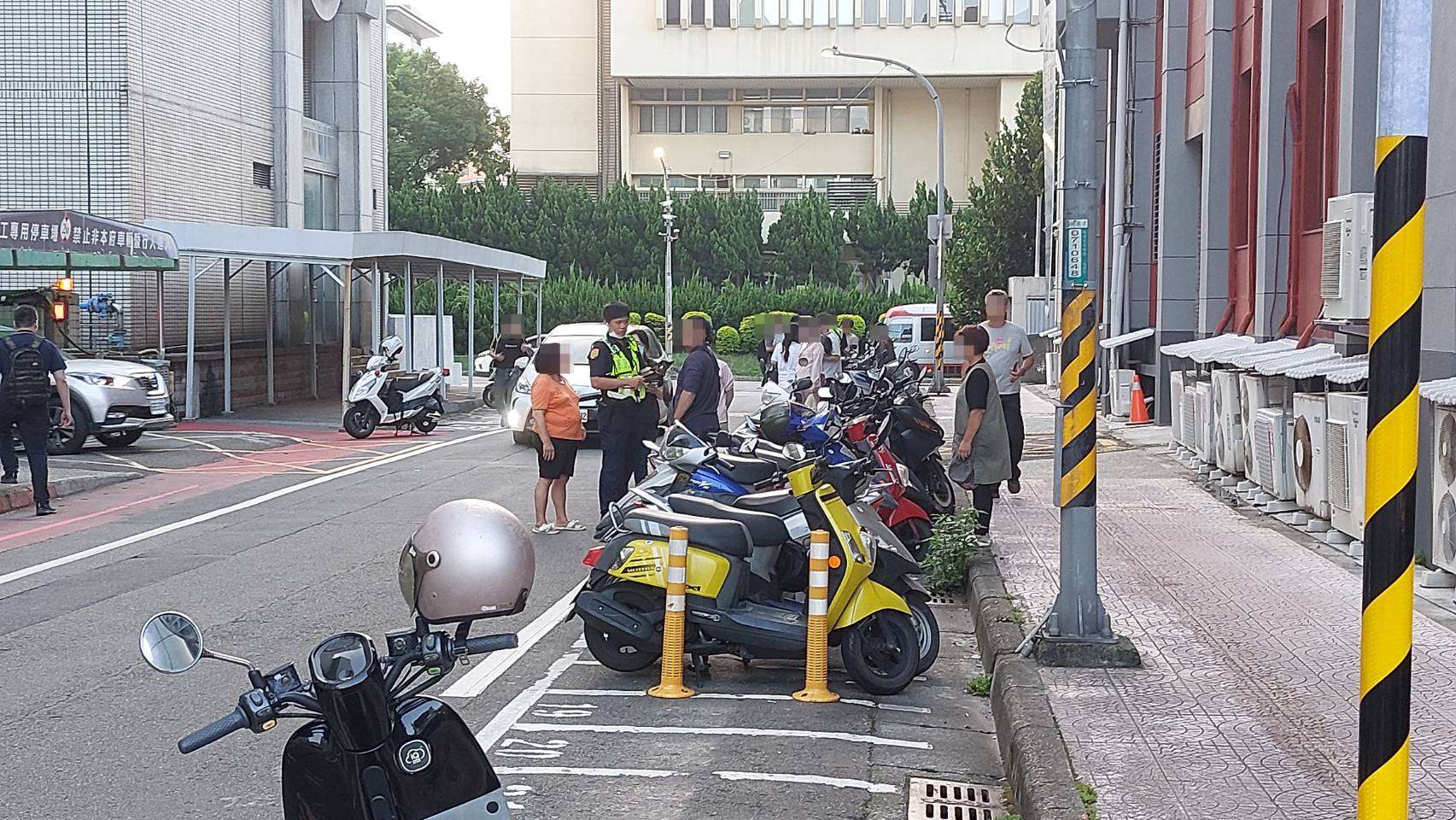 【有片】連環撞!44歲男駕駛疑身體不適失控撞多車後昏迷 1909327
