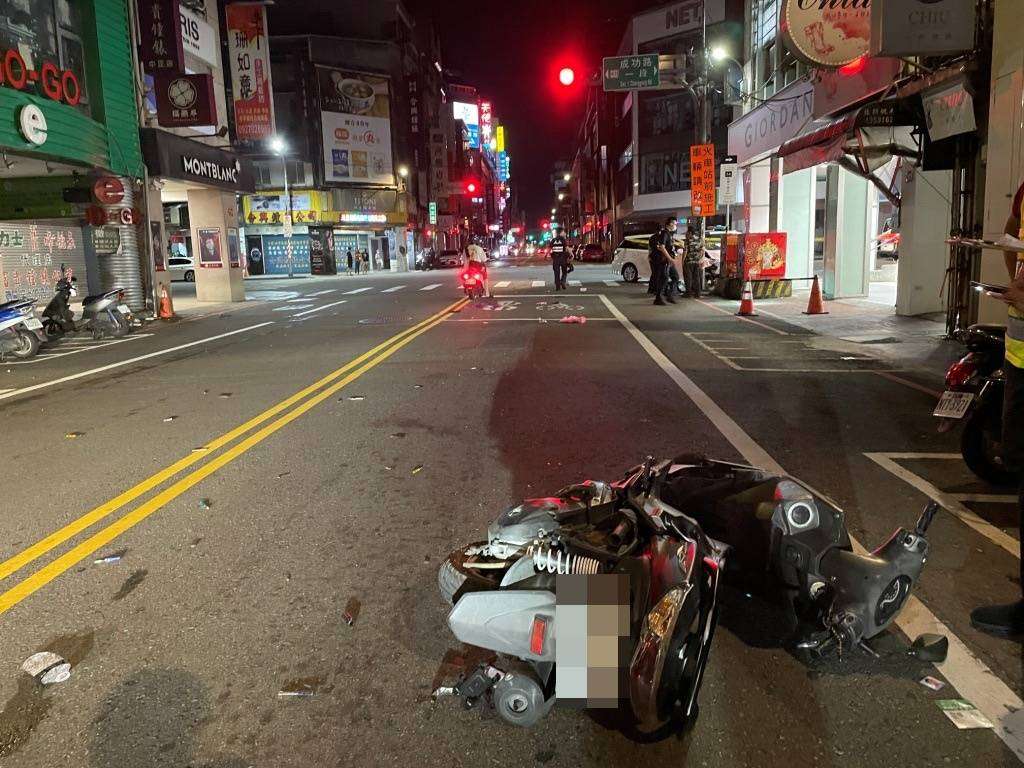 【有片】桃園深夜車禍一死一傷 雙載機車闖紅燈撞車騎士酒測超標 1909707