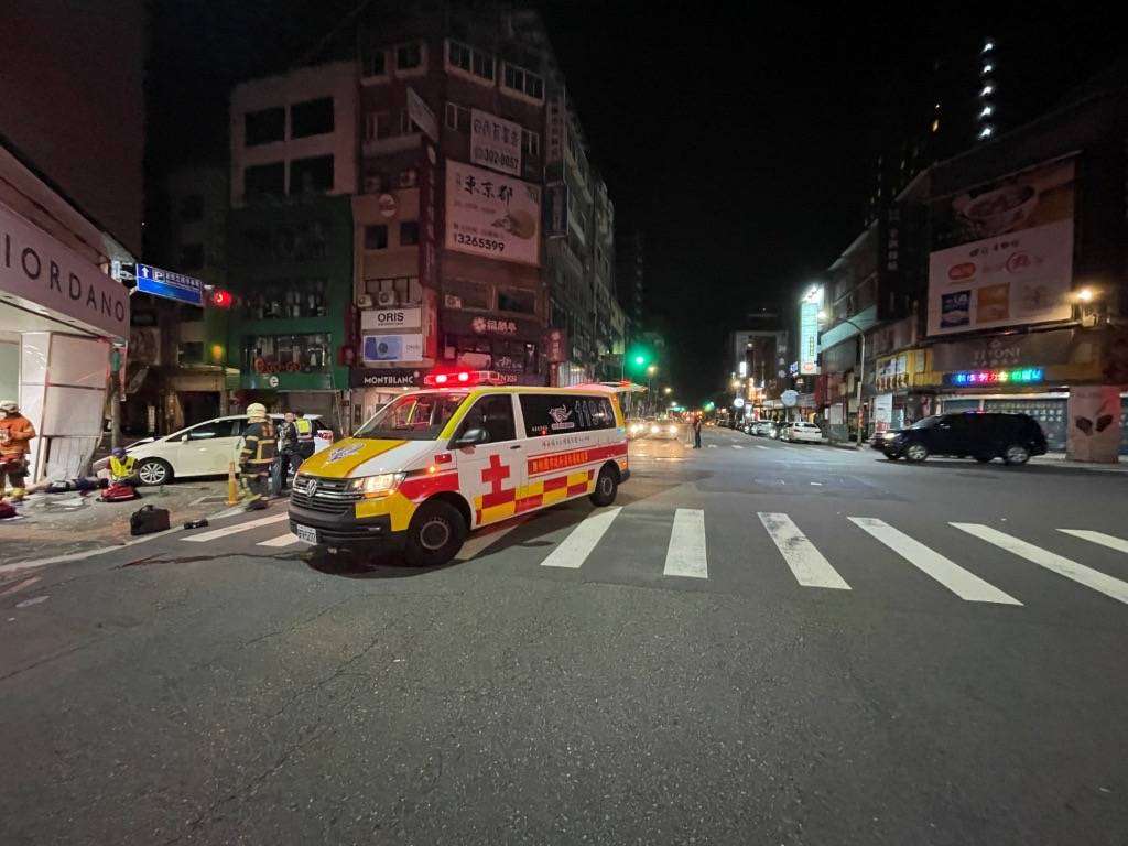 【有片】桃園深夜車禍一死一傷 雙載機車闖紅燈撞車騎士酒測超標 1909708