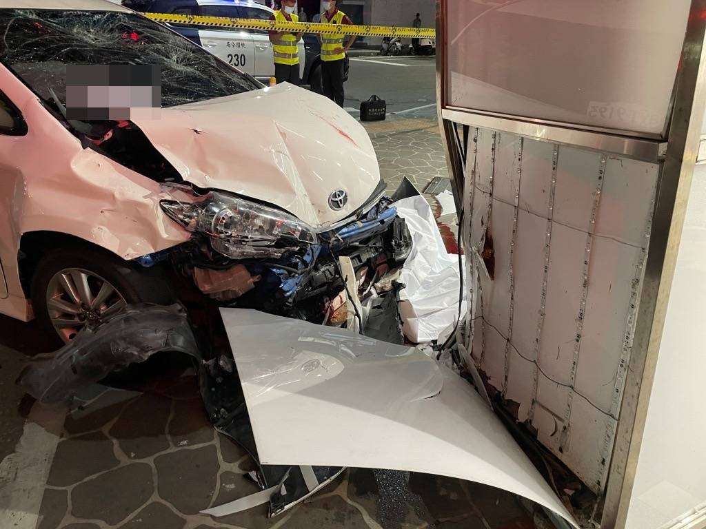 【有片】桃園深夜車禍一死一傷 雙載機車闖紅燈撞車騎士酒測超標 1909710