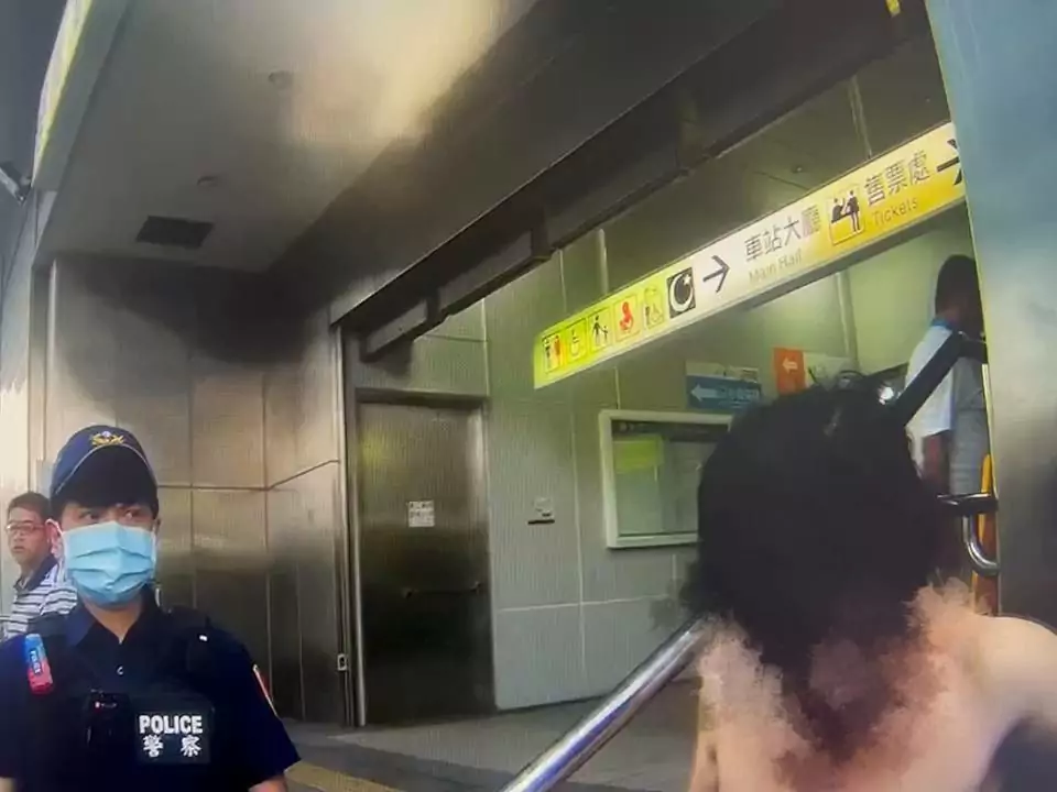 桃園火車站驚見脫衣怪客 男子酒後亂逛頻頻喊「這個字」 桃園火車站驚見脫衣怪客 男子酒後亂逛頻頻喊「這個字」