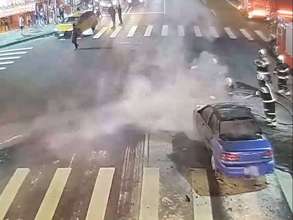 【有片】桃園自小客車行駛中突現火光 冒黑煙後瞬間燃成火球 1914287 0