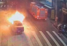 【有片】桃園自小客車行駛中突現火光 冒黑煙後瞬間燃成火球