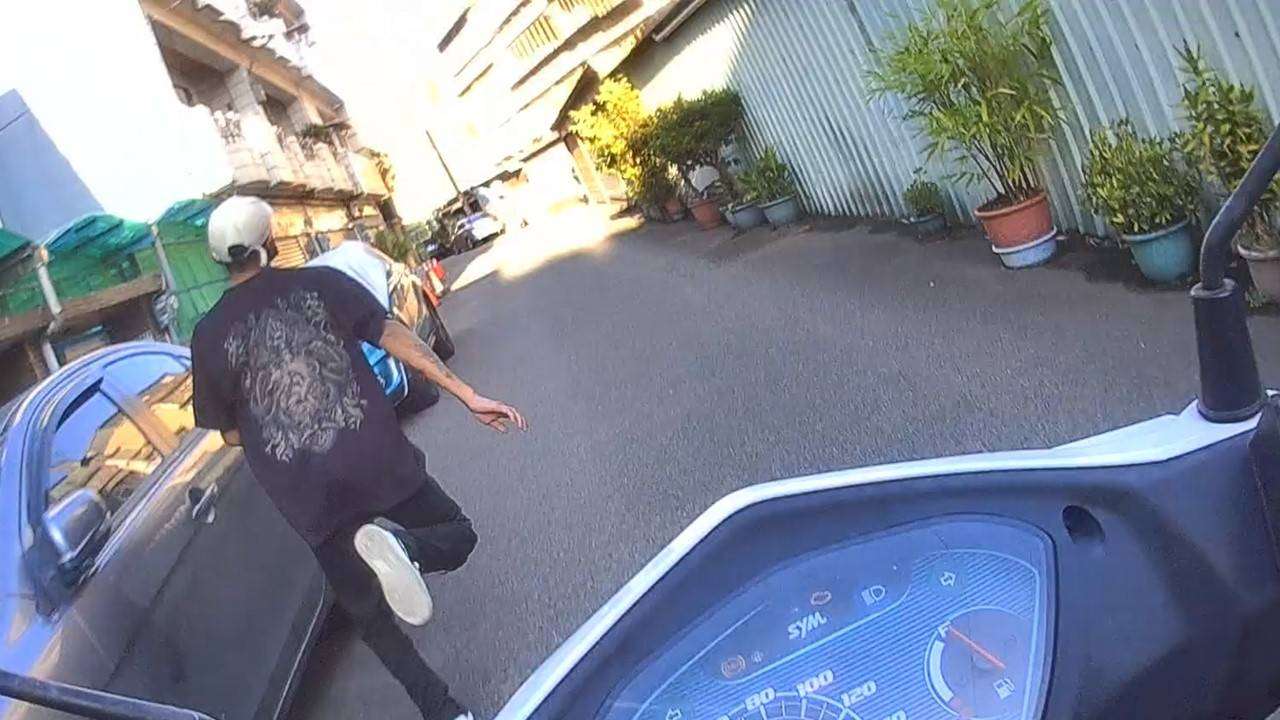 【有片】傻眼!失聯移工遇警拔腿逃 竟想上別人的車 1933655 0