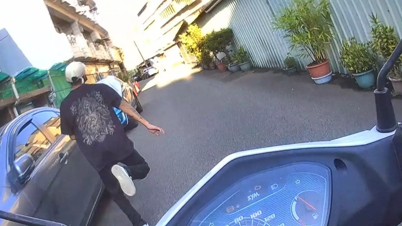 【有片】傻眼!失聯移工遇警拔腿逃 竟想上別人的車 1933655 0