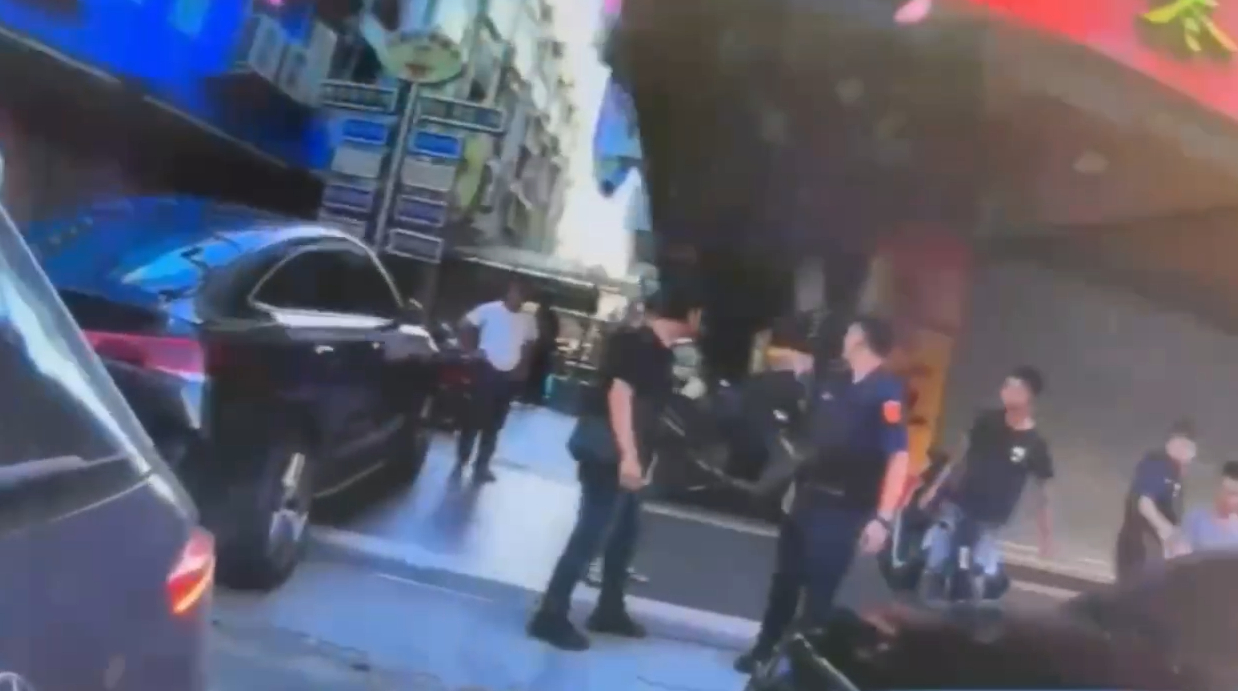 酒吧爆衝突 男子手掌幾乎被砍斷