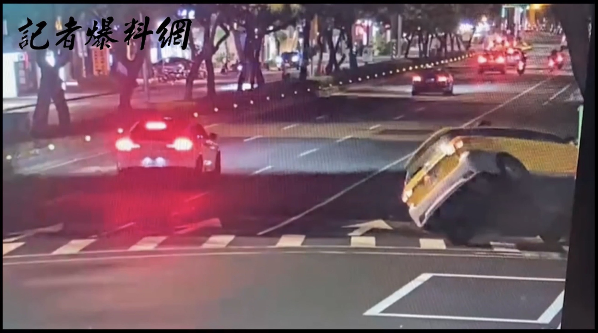 【有片】待轉區變「待撞區」?小黃莫名偏移害2騎士慘摔