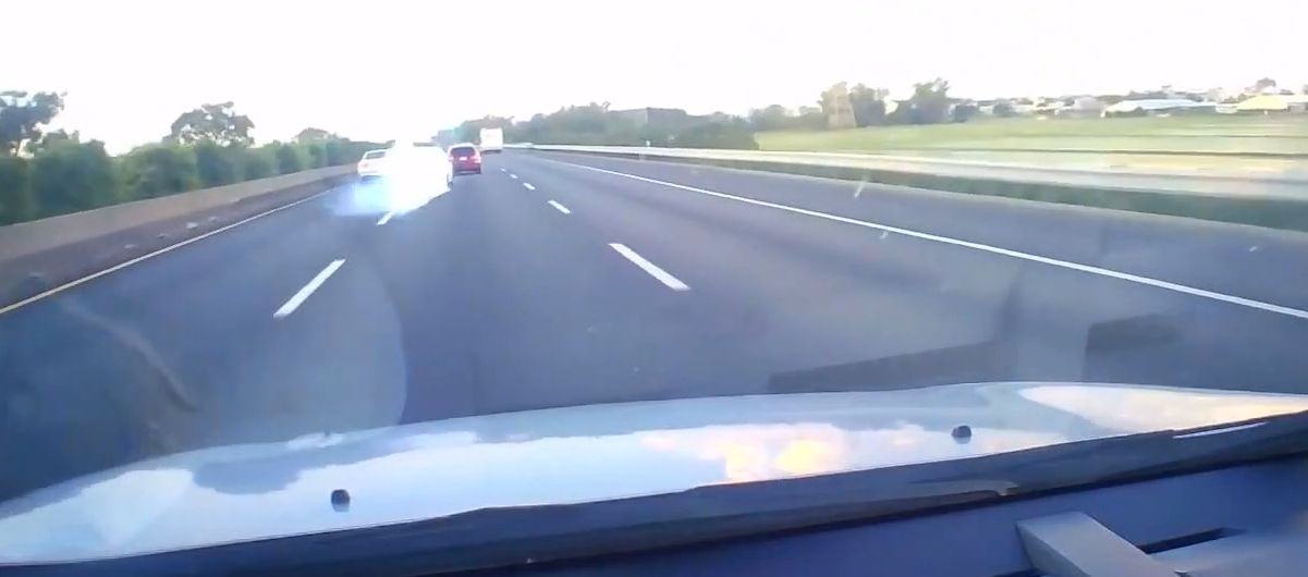 【有片】國道驚魂!前車突冒大量白煙 後方駕駛看不見路急爆粗口