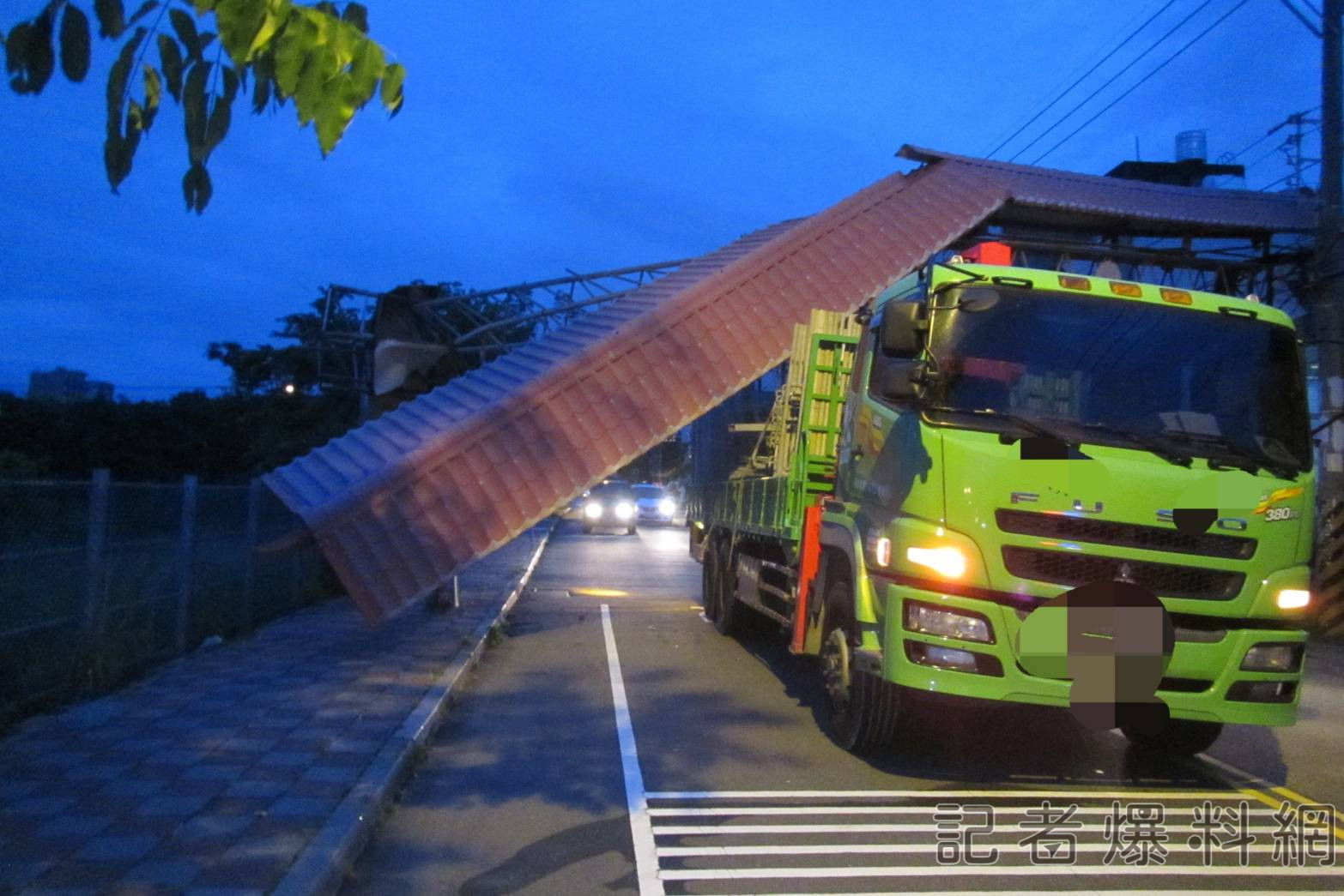 貨車忘收吊桿釀禍!宮廟牌樓遭勾倒塌