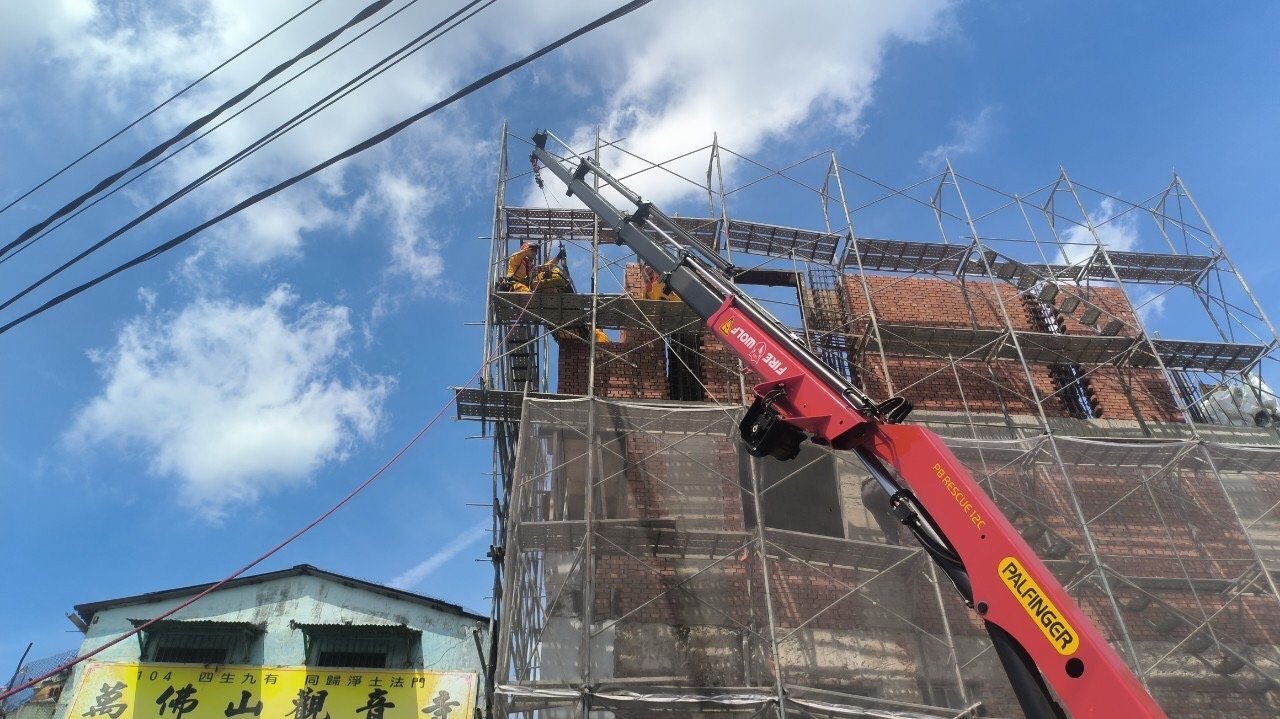 桃園八德工地圍牆倒塌 1人倒臥磚頭中