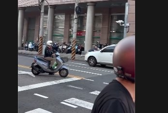 【有片】疑不滿違停 男怒趴引擎蓋