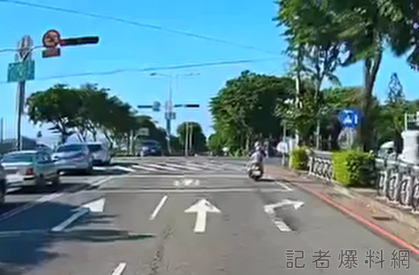 【有片】載小孩還想闖紅燈 網:有沒有責任感?