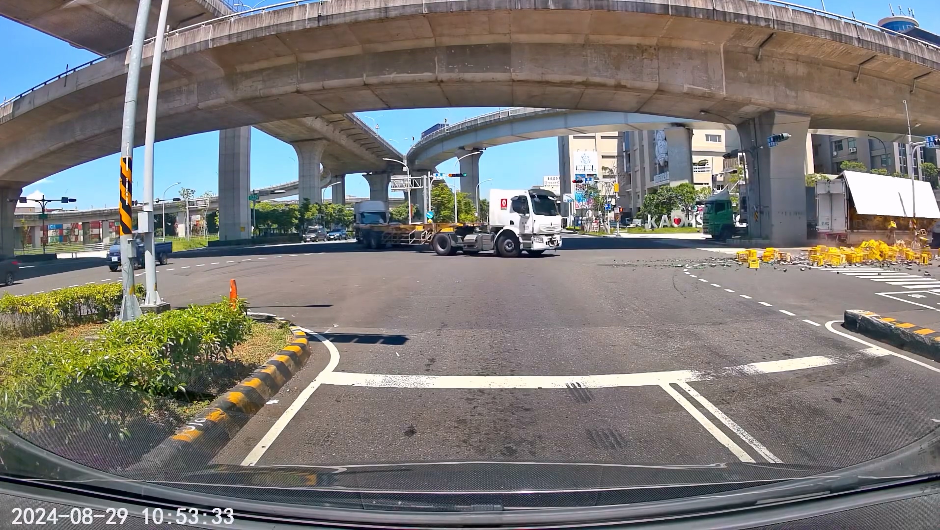 門沒關緊?貨車過彎掉出大量酒瓶