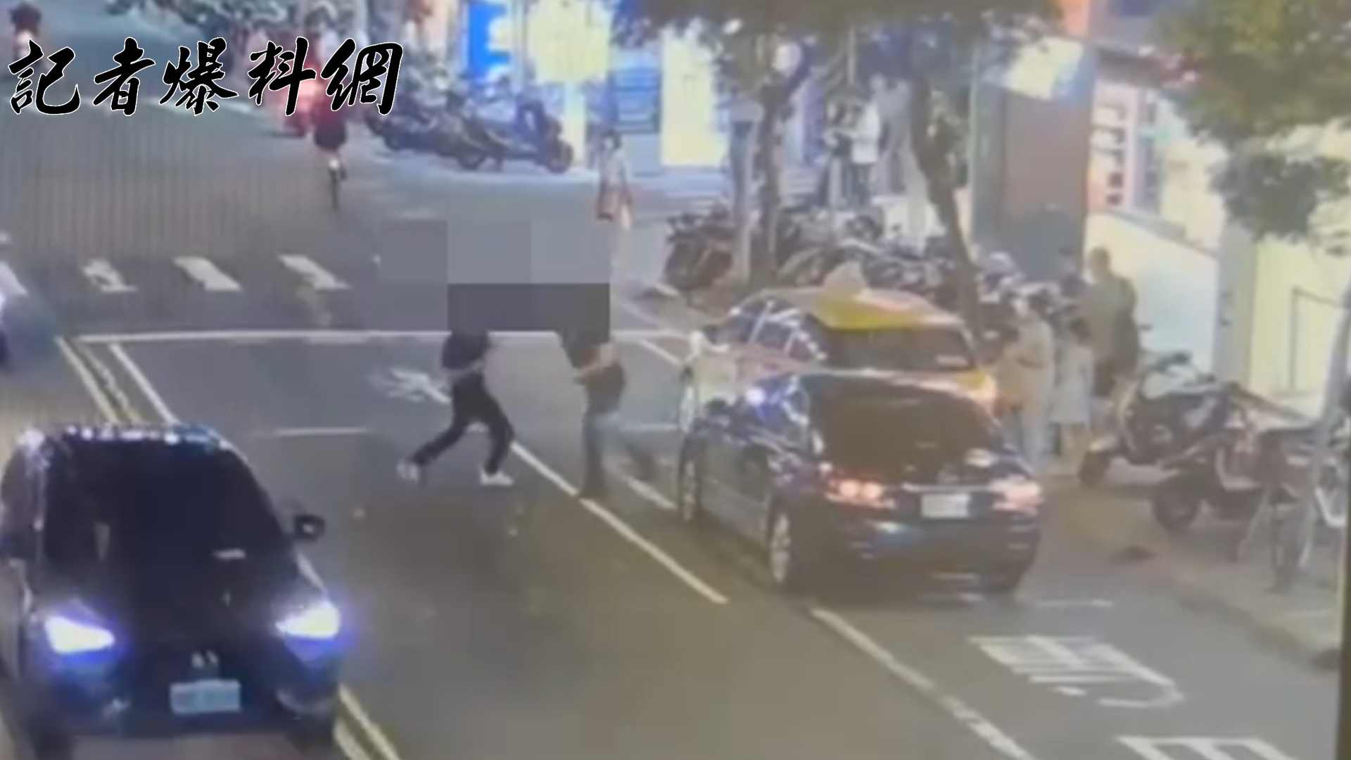 【有片】小黃擋道遭按喇叭提醒 運將暴怒與對方互毆