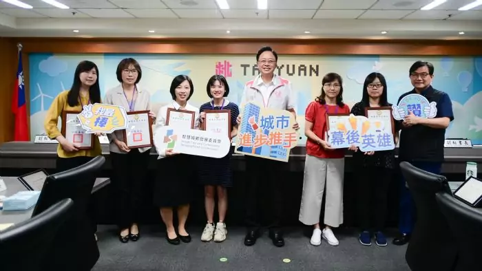 努力協助推動桃園市政 6研考人員獲張善政表揚 努力協助推動桃園市政 6研考人員獲張善政表揚