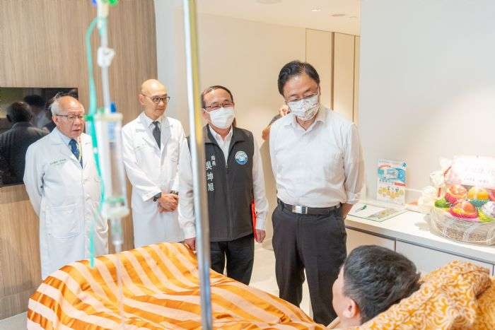 警遭通緝犯開槍背部中彈 張善政致贈慰問金 20240812181114065
