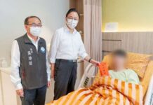 警遭通緝犯開槍背部中彈 張善政致贈慰問金