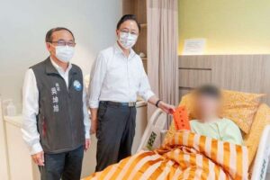 警遭通緝犯開槍背部中彈 張善政致贈慰問金