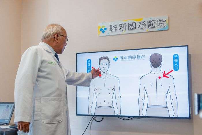 警遭通緝犯開槍背部中彈 張善政致贈慰問金 20240812181120614