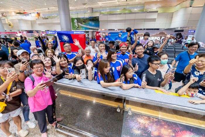 台灣之光!張善政迎接新明國中棒球隊返國 20240814220810438