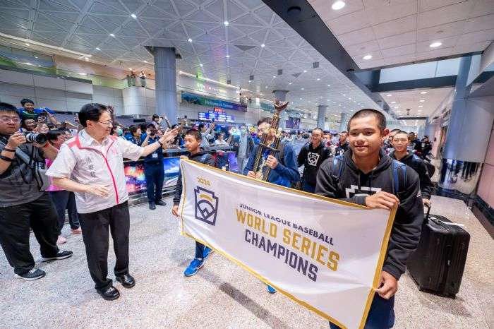 台灣之光!張善政迎接新明國中棒球隊返國 20240814220814773