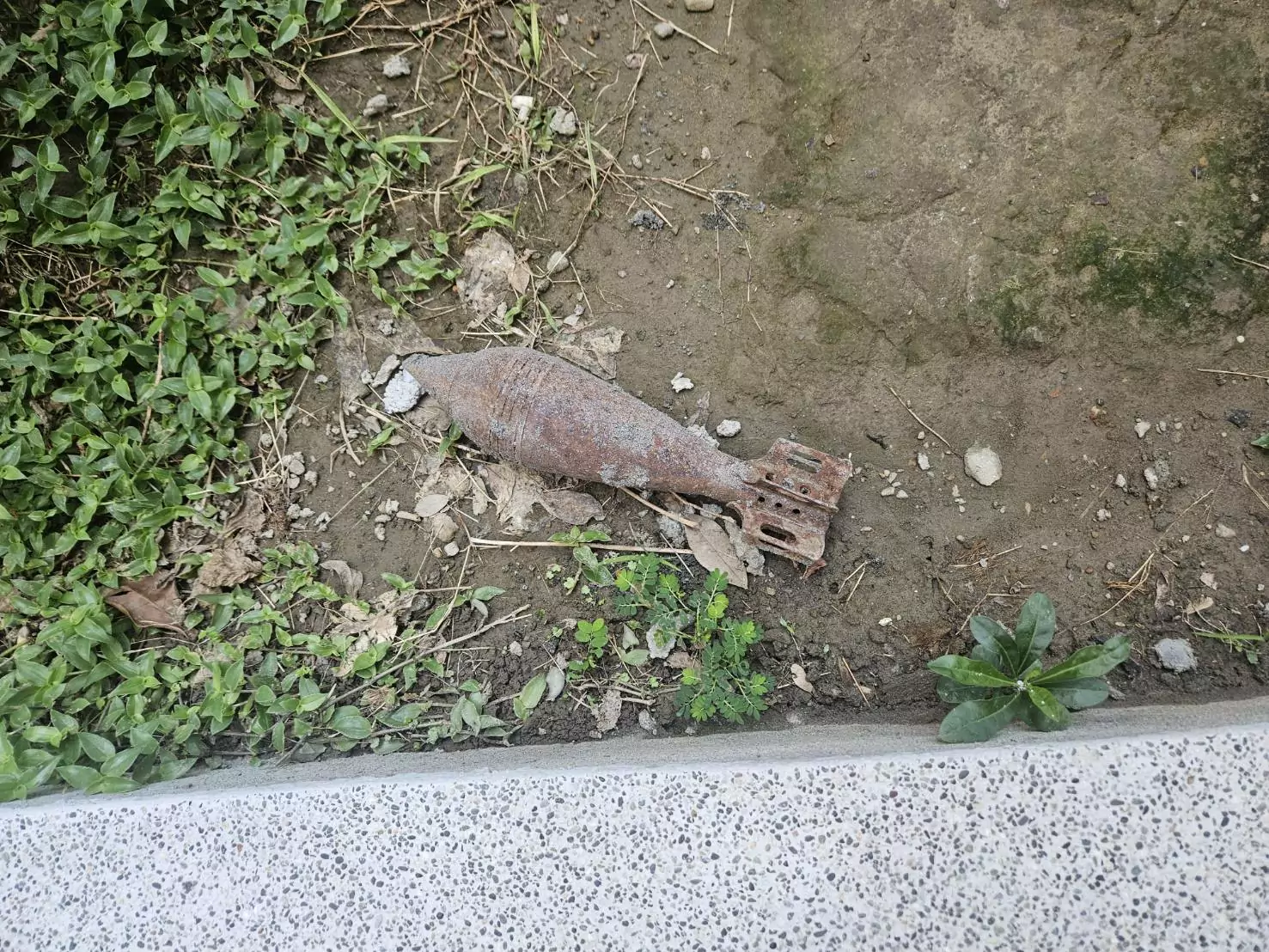 蘆竹社區垃圾桶驚見疑似未爆彈 軍警急封鎖現場 蘆竹社區垃圾桶驚見疑似未爆彈 軍警急封鎖現場