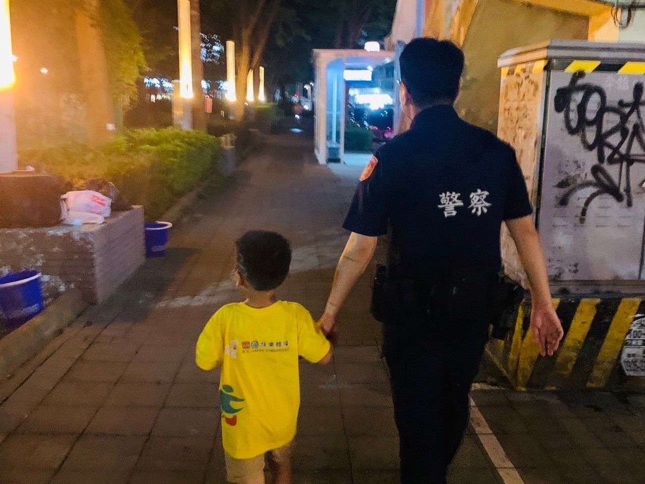 3歲童蹲人行道大哭 平鎮暖警助祖孫團圓 393070 0