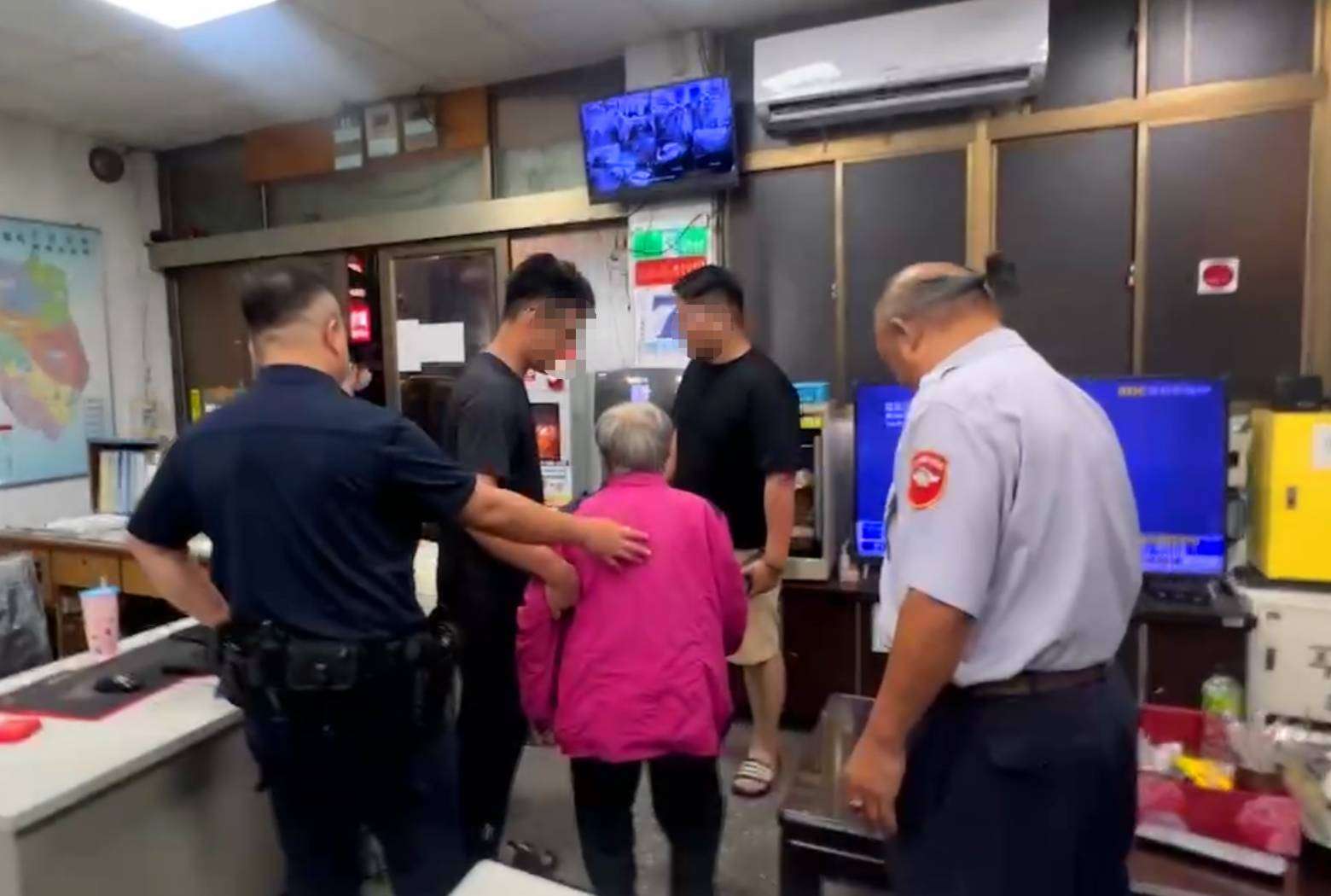 老婦迷途姓名卻查無資料?大園警機靈「1動作」成功助返家 397946 0