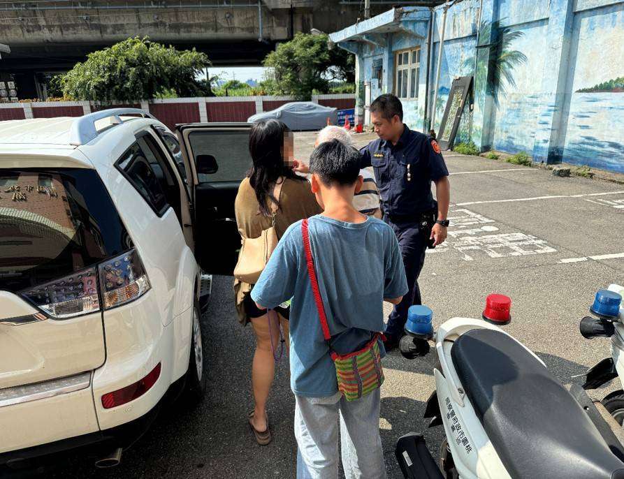 驚險!6旬翁清晨躺人行道 大園警民合力伸援