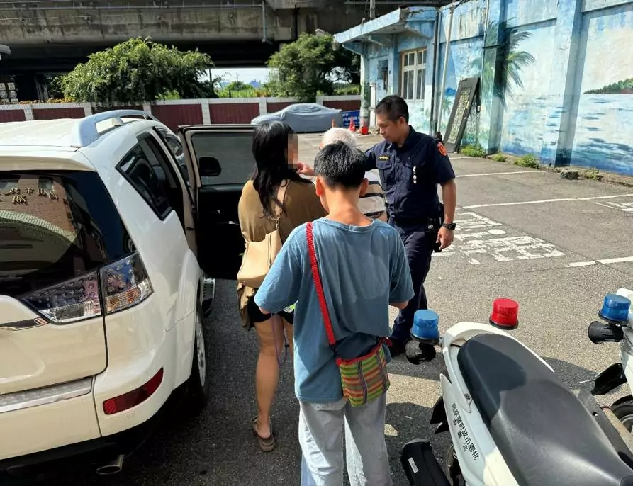 驚險!6旬翁清晨躺人行道 大園警民合力伸援 驚險!6旬翁清晨躺人行道 大園警民合力伸援
