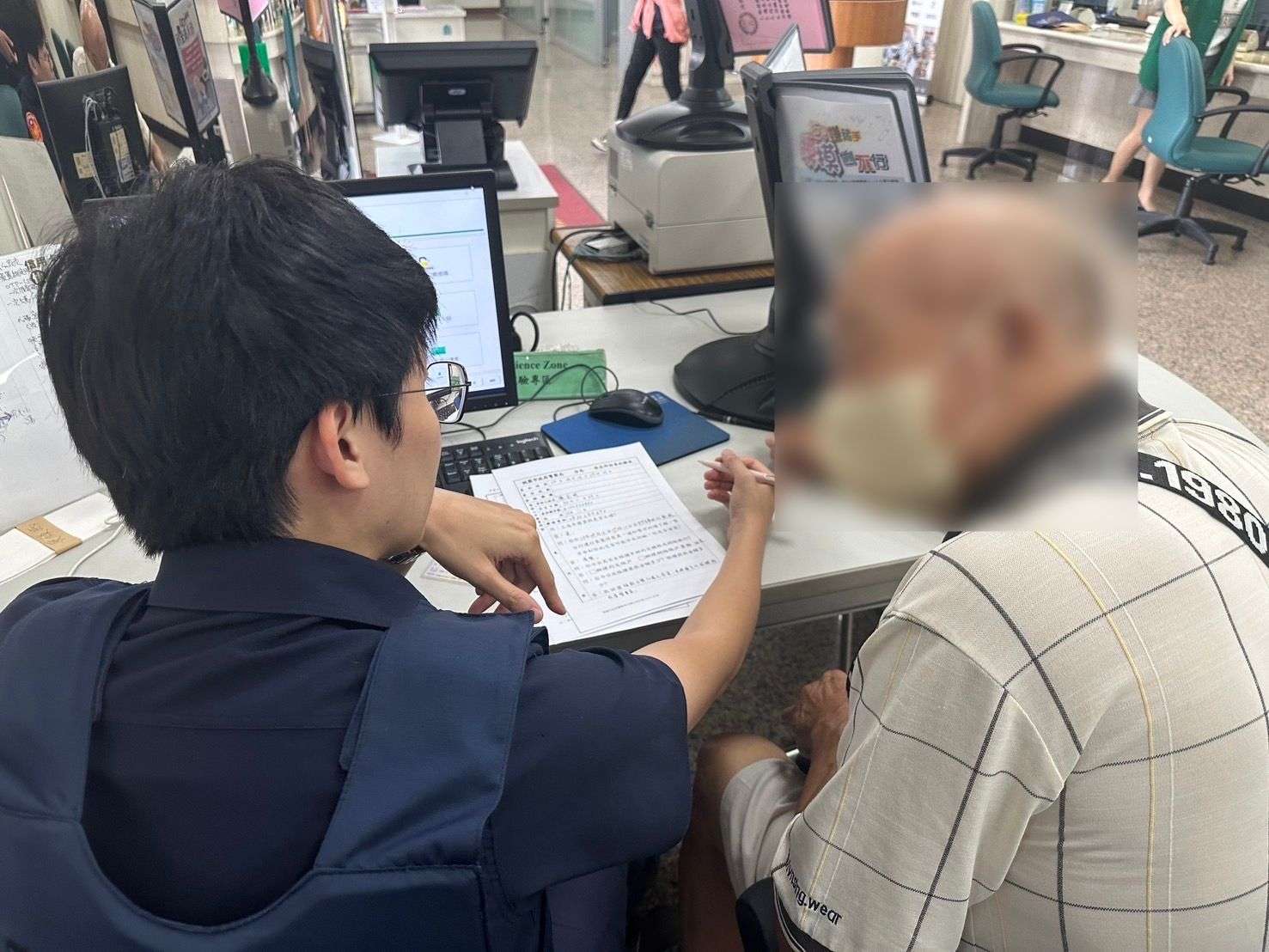 發財夢碎!高齡翁險遭騙50萬 平鎮警銀神救援 399611 0