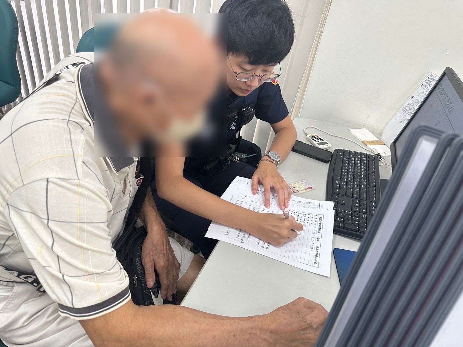 發財夢碎!高齡翁險遭騙50萬 平鎮警銀神救援 399612 0