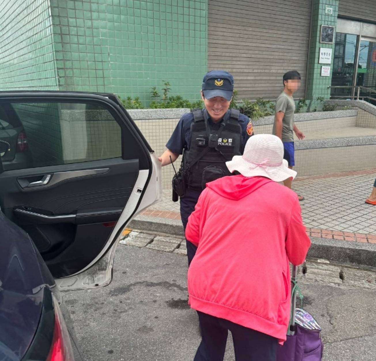 老婦外出辦事搭錯車好無助 大園警暖心伸援解圍 400565 0