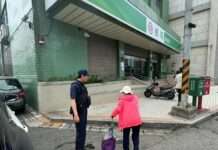 老婦外出辦事搭錯車好無助 大園警暖心伸援解圍