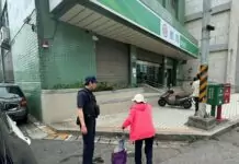 老婦外出辦事搭錯車好無助 大園警暖心伸援解圍 老婦外出辦事搭錯車好無助 大園警暖心伸援解圍