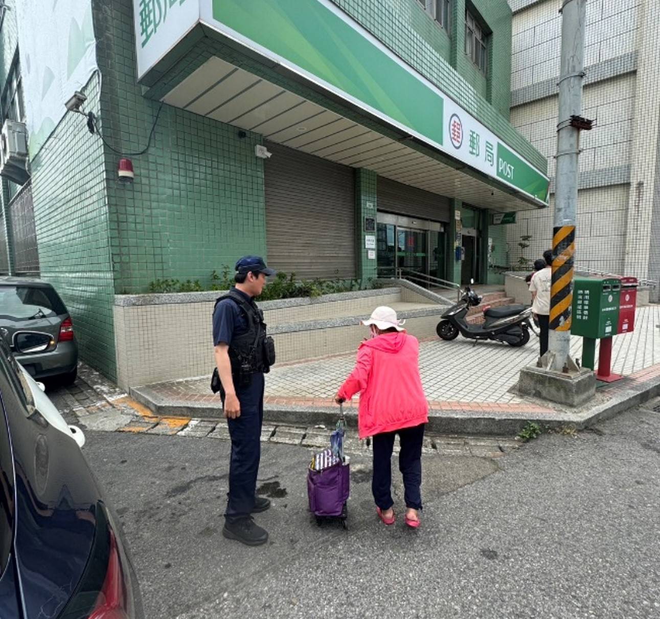 老婦外出辦事搭錯車好無助 大園警暖心伸援解圍 400567 0
