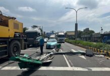 大貨車司機疑恍神撞斷紅綠燈 1自小客遭波及