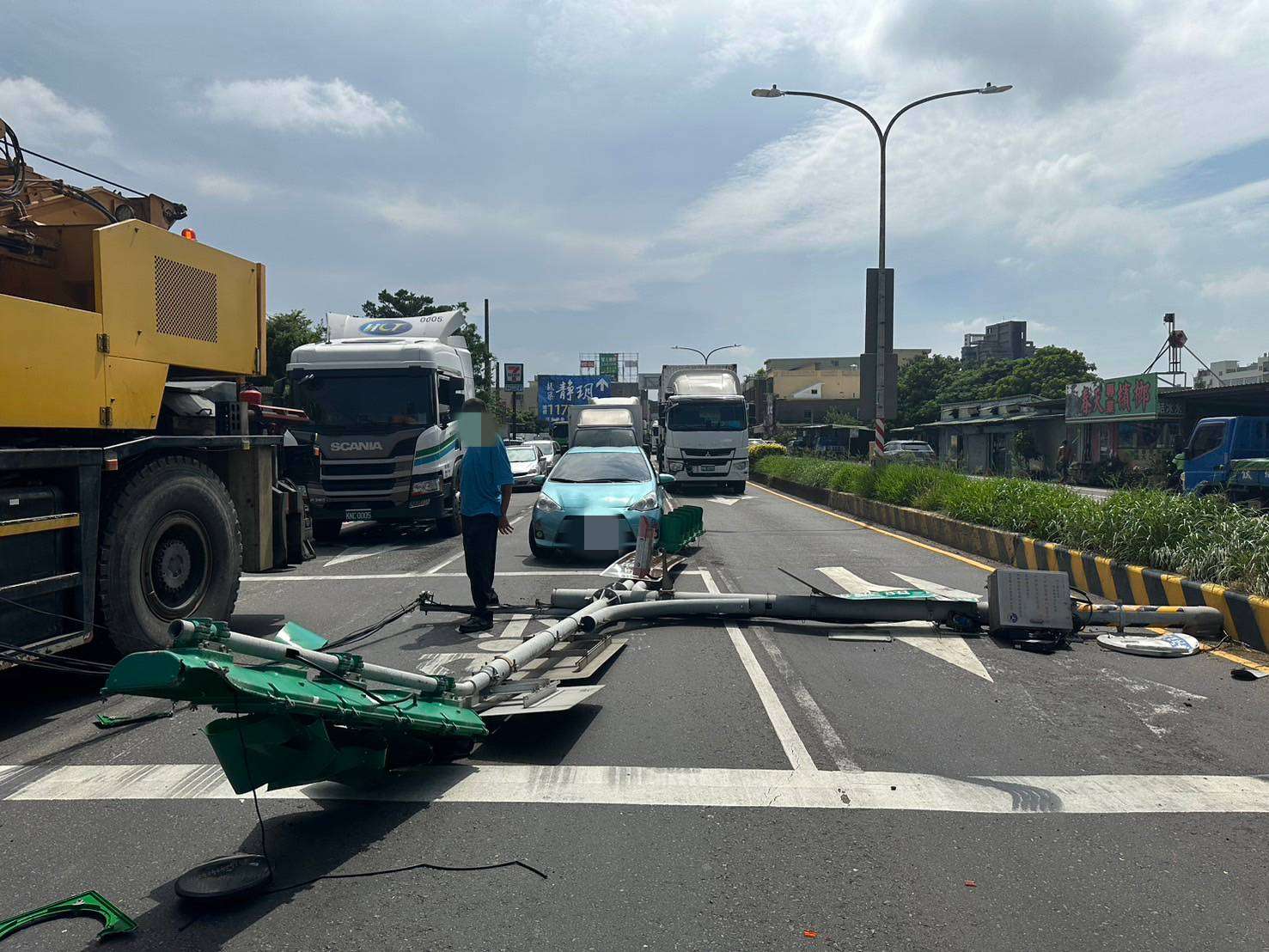大貨車司機疑恍神撞斷紅綠燈 1自小客遭波及 401648 0
