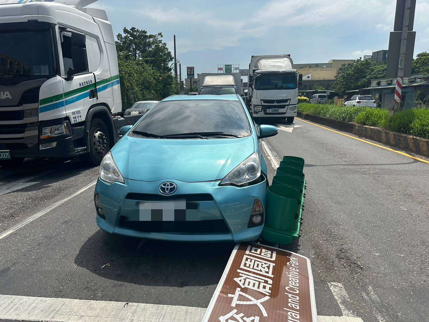 大貨車司機疑恍神撞斷紅綠燈 1自小客遭波及 401649 0