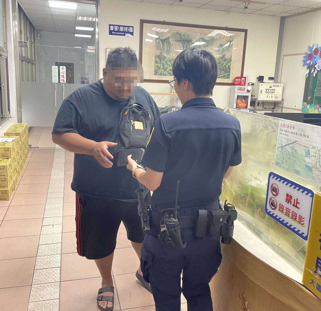 錢包掉路邊 大園警靠1張紙物歸原主 402777 0