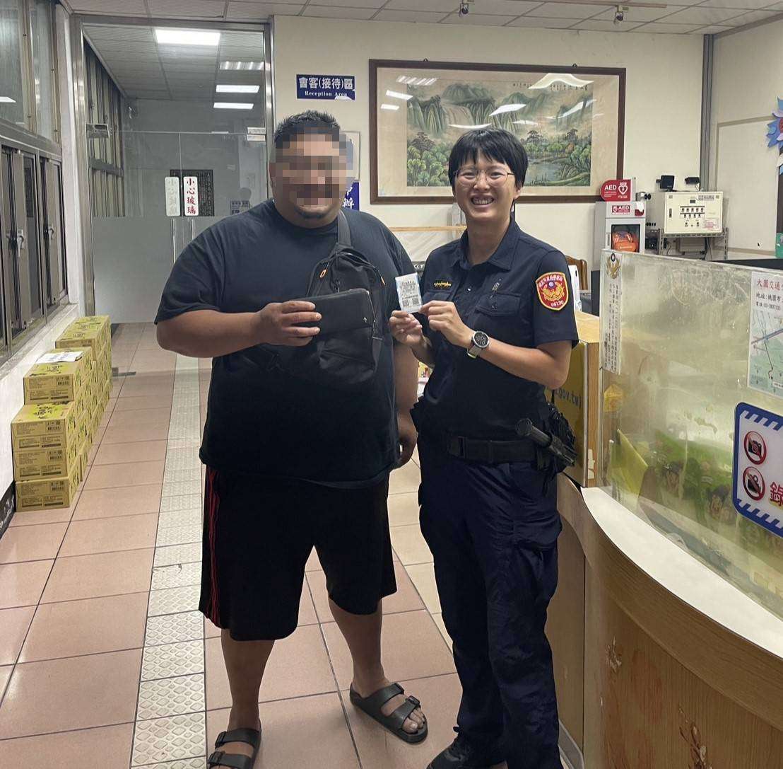 錢包掉路邊 大園警靠1張紙物歸原主 402778 0