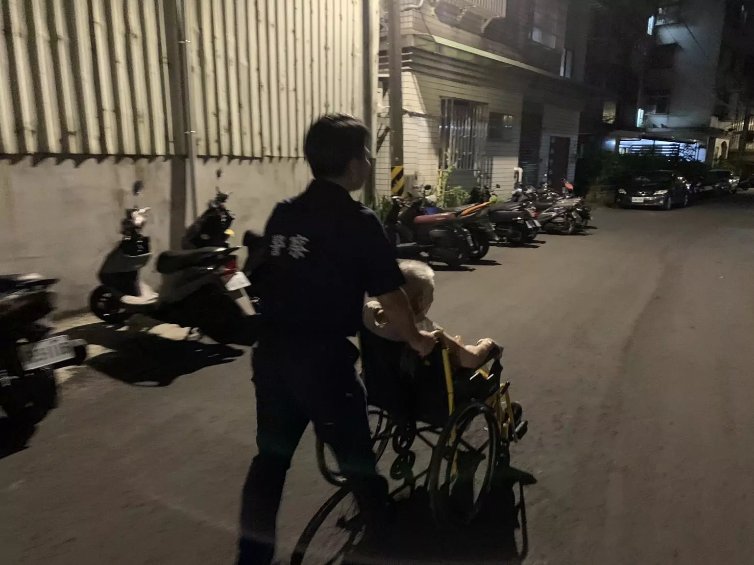 獨居婦1原因深夜流落街頭 平警暖心助她返家 403000 0