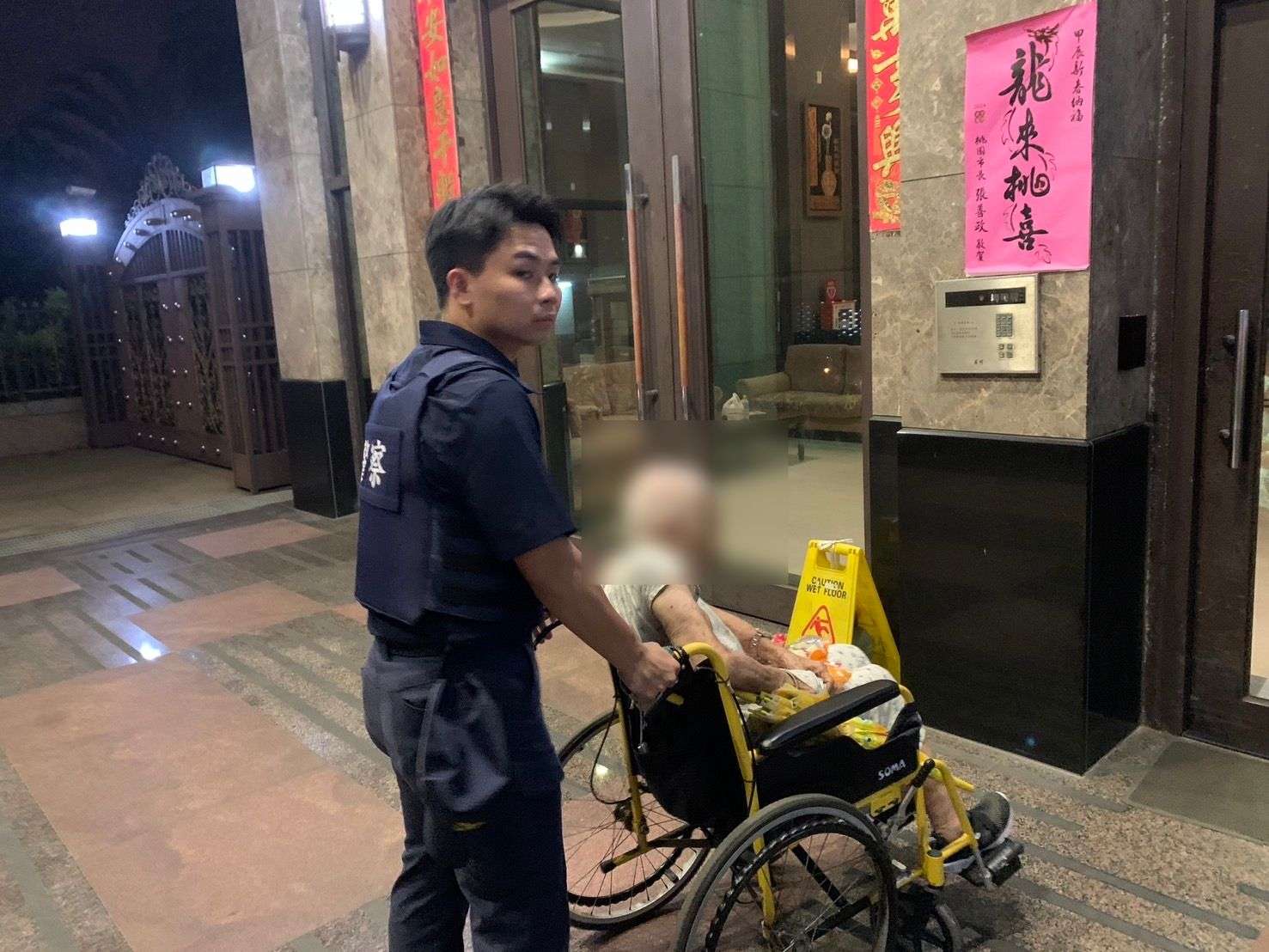 獨居婦1原因深夜流落街頭 平警暖心助她返家 403001 0
