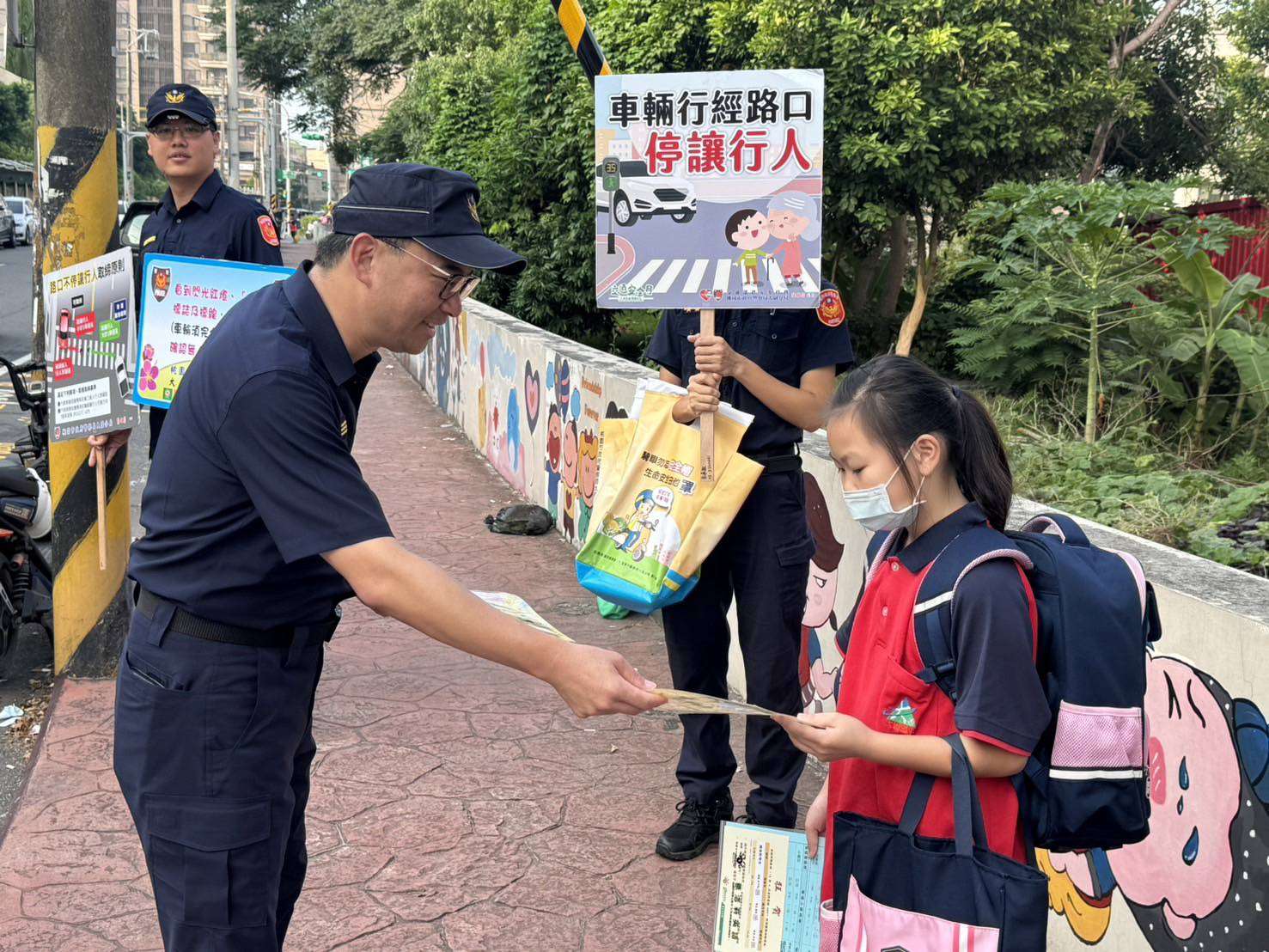 暑假再見!大園警前進校園周邊 宣導交通安全 403359 0