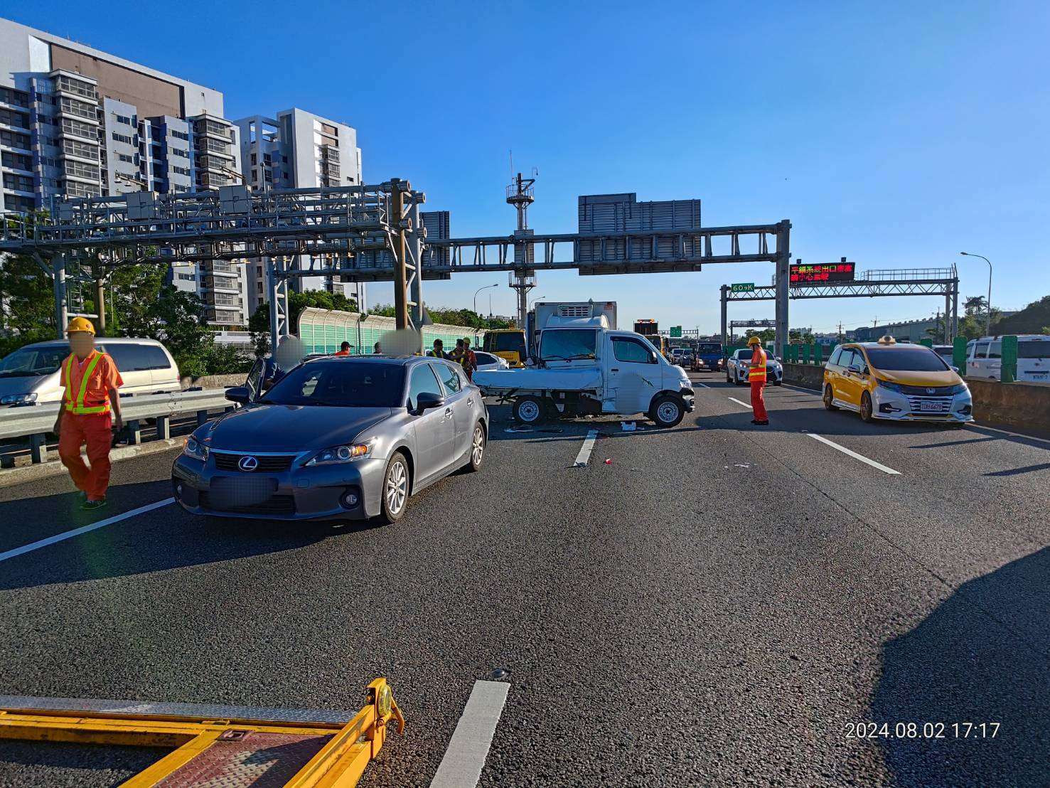 國1南向4車連環撞 1人送醫 411243 0