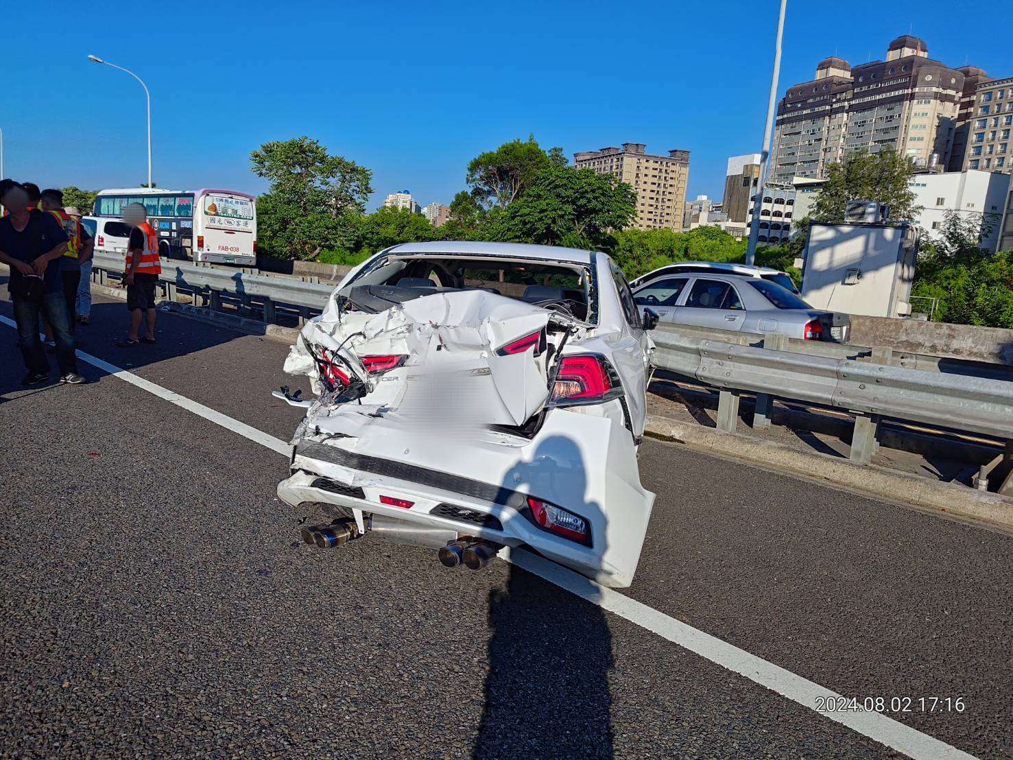 國1南向4車連環撞 1人送醫 411246 0